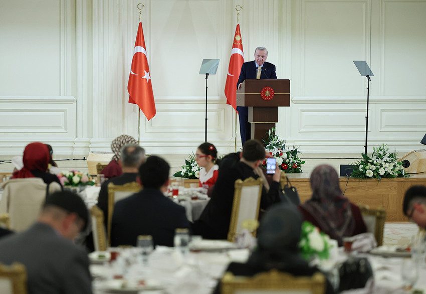 Cumhurbaşkanı Erdoğan, Ramazan'ın ilk iftarında &Ccedil;ankaya K&ouml;şk&uuml;'nde şehit yakınları ve gazilerle buluştu. Ter&ouml;rs&uuml;z T&uuml;rkiye s&uuml;recinde gelinen son noktayı "Ter&ouml;rs&uuml;z T&uuml;rkiye hedefine &ccedil;ok yaklaştık" diyerek paylaşan Erdoğan, Suriye'nin kuzeyinde kan d&ouml;k&uuml;lmeden varılan anlaşmanın m&uuml;jdesini verdi. Ayrıca Erdoğan'ın savunma sanayiindeki %80 yerlilik vurgusu ve ter&ouml;r &ouml;rg&uuml;tlerine karşı "icazetsiz operasyon" mesajı da dikkat &ccedil;ekti.