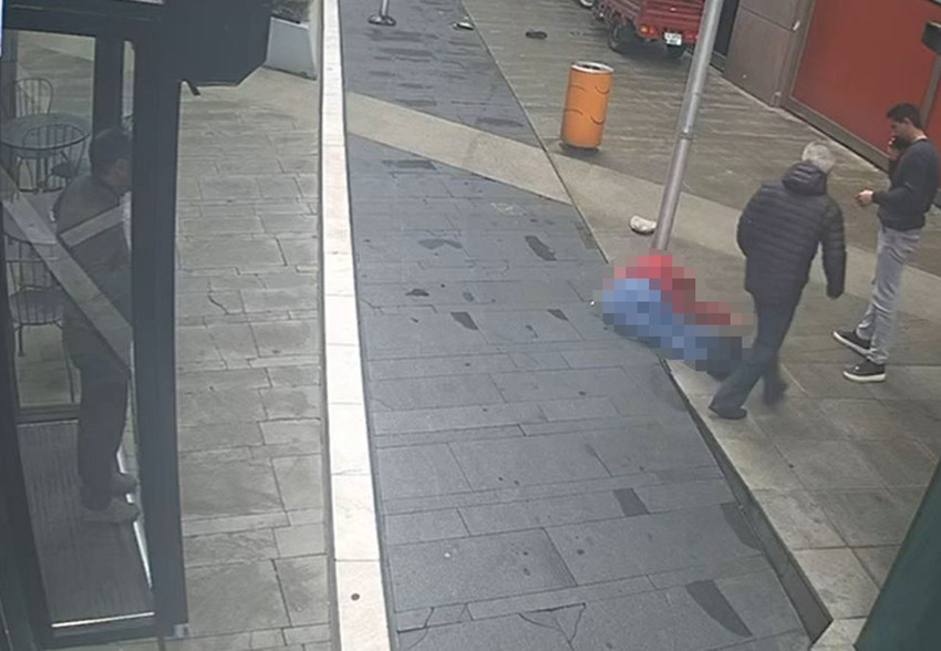 Maslak'ta 16. kattan d&uuml;şerek hayatını kaybeden &uuml;nl&uuml; yapımcı Erol K&ouml;se&rsquo;nin d&uuml;şme anına ait g&uuml;venlik kamerası g&ouml;r&uuml;nt&uuml;leri ortaya &ccedil;ıktı. 