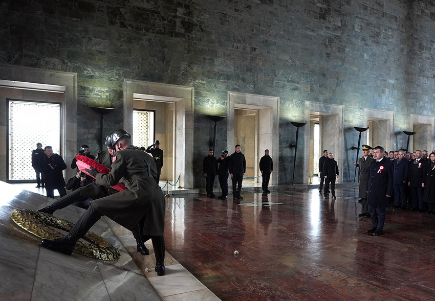 Laikliği hedef alan ve büyük tepki çeken açıklamaları nedeniyle eleştirilen Milli Eğitim Bakanı Yusuf Tekin 24 Kasım Öğretmenler Günü için çıktığı Anıtkabir'de Anıtkabir Özel Defteri'ne yazdığı satırlarla dikkat çekti.