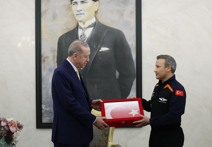 Alper Gezeravcı'dan Erdoğan'a çok özel hediye - Resim : 1