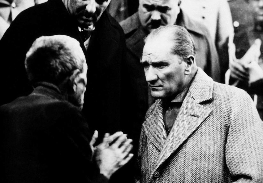 Cumhuriyetimizin kurucusu büyük önder Mustafa Kemal Atatürk'ün derdini dinlerken fotoğraflanan vatandaşın torunu Erdem Ural, CHP'den Turhal Belediye Başkanı seçildi.