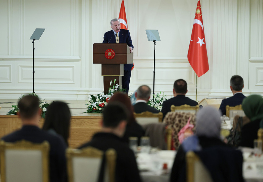 Cumhurbaşkanı Erdoğan, Ramazan'ın ilk iftarında &Ccedil;ankaya K&ouml;şk&uuml;'nde şehit yakınları ve gazilerle buluştu. Ter&ouml;rs&uuml;z T&uuml;rkiye s&uuml;recinde gelinen son noktayı "Ter&ouml;rs&uuml;z T&uuml;rkiye hedefine &ccedil;ok yaklaştık" diyerek paylaşan Erdoğan, Suriye'nin kuzeyinde kan d&ouml;k&uuml;lmeden varılan anlaşmanın m&uuml;jdesini verdi. Ayrıca Erdoğan'ın savunma sanayiindeki %80 yerlilik vurgusu ve ter&ouml;r &ouml;rg&uuml;tlerine karşı "icazetsiz operasyon" mesajı da dikkat &ccedil;ekti.