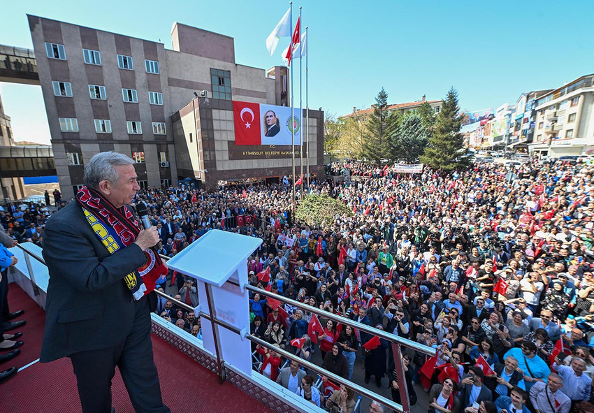 Ankara'nın Etimesgut ilçesinde yerel seçimde belediye başkanı seçilen oyuncu Erdal Beşikçioğlu, mazbatasını alarak, göreve başladı. 
