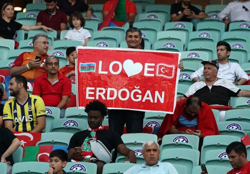 Türkiye-Galler maçında dikkat çeken pankart - Resim: 1