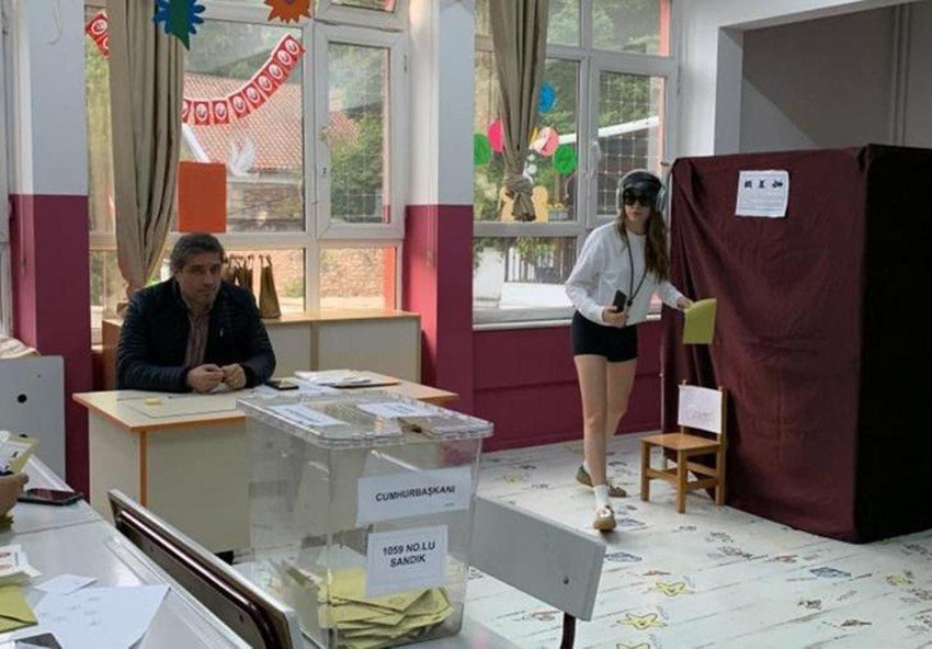 Ünlü isimler oylarını kullandı: Serenay Sarıkaya'nın seçim kombini olay oldu - Resim: 4