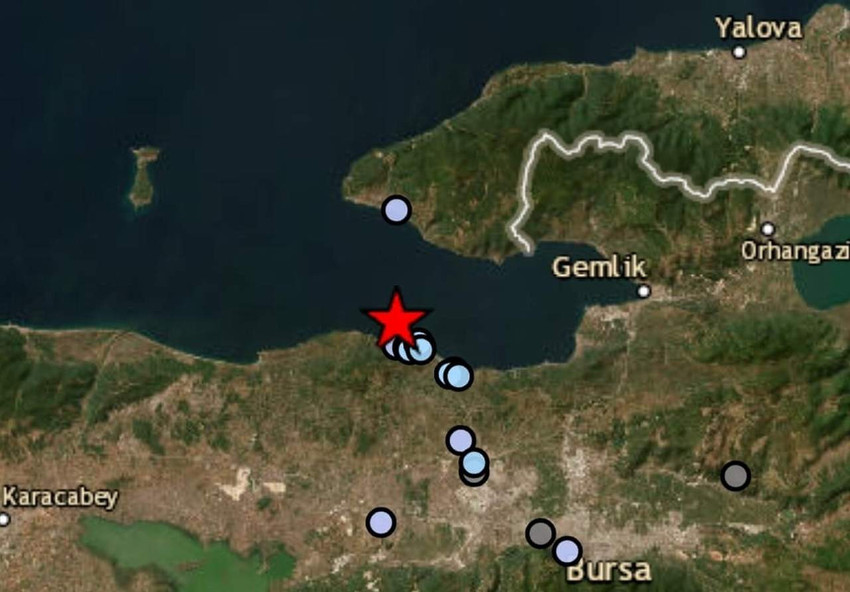Marmara Denizi'nde önceki hafta başlayan deprem fırtınası devam ediyor. Dün Marmara Denizi açıklarında 3.7 büyüklüğünde bir deprem meydana geldi. Ayrıca Bursa'nın Mudanya ilçesi Gemlik Körfezi açıklarında da 8 saatte 5 farklı deprem kaydedildi.