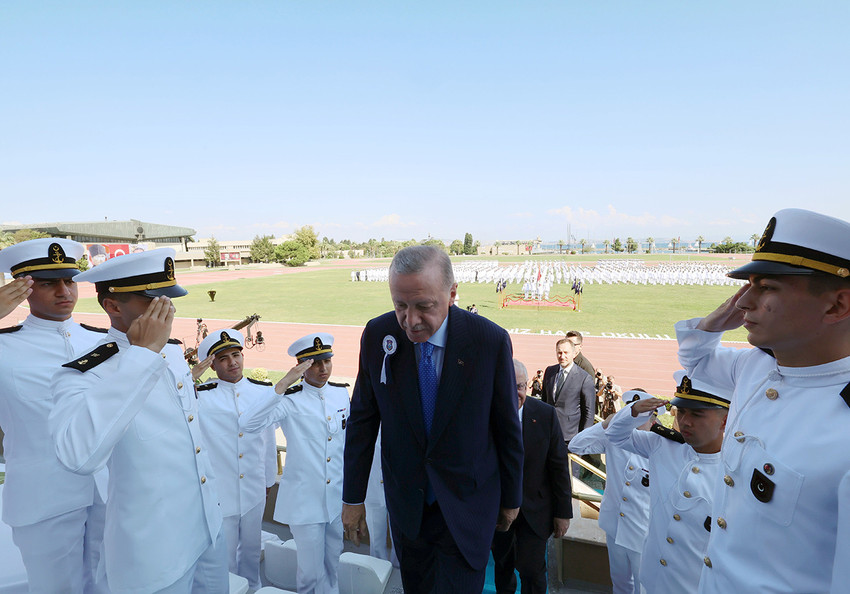 Cumhurbaşkanı Erdoğan, ''Doğuyla ilişkilerimizi güçlendirirken, Batıyla köklü iş birliğimizi ilerletmenin yollarını arayacağız. Türkiye Doğu ile Batı ile ilişkilerini eş zamanlı geliştirirse etkin bir ülke olabilir. Bunun dışında her yol Türkiye'yi denklem dışına atar. AB-Şanghay arasında tercih yapmıyoruz'' dedi.