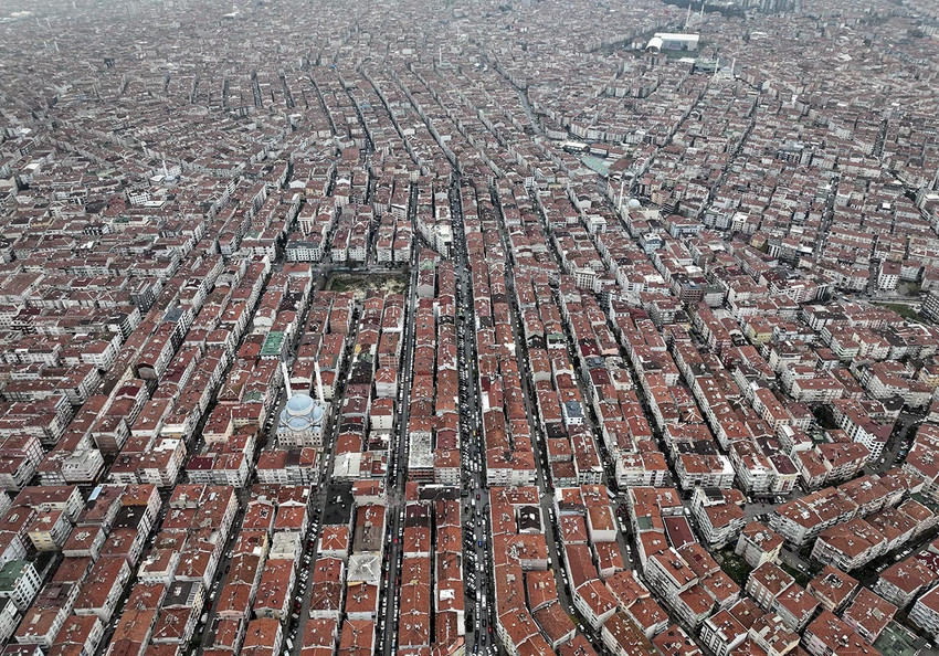 AFAD Deprem ve Risk Azaltma Genel Müdürü Prof. Dr. Orhan Tatar, Marmara fayının her yıl 2.5 santimetre batıya kaydığını, elastik yapısı tükendiğinde 7,2 ile 7.8 büyüklüğünde bir deprem üretebileceğini söyledi.