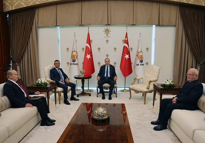Cumhurbaşkanı Erdoğan ve CHP Genel Başkanı Özgür Özel, AK Parti Genel Merkezi'nde bir araya geldi.
