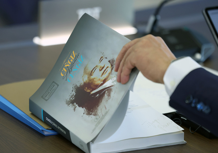 Türk Devletleri Teşkilatı 12’nci Zirvesi'ne katılan Cumhurbaşkanı Erdoğan, ''Ortak alfabe hususunda Türkiye olarak ilk adımı atıyor, Cengiz Aytmatov'u anlatan bir eser ile Oğuznameleri ortak alfabe ile basıyoruz'' dedi.