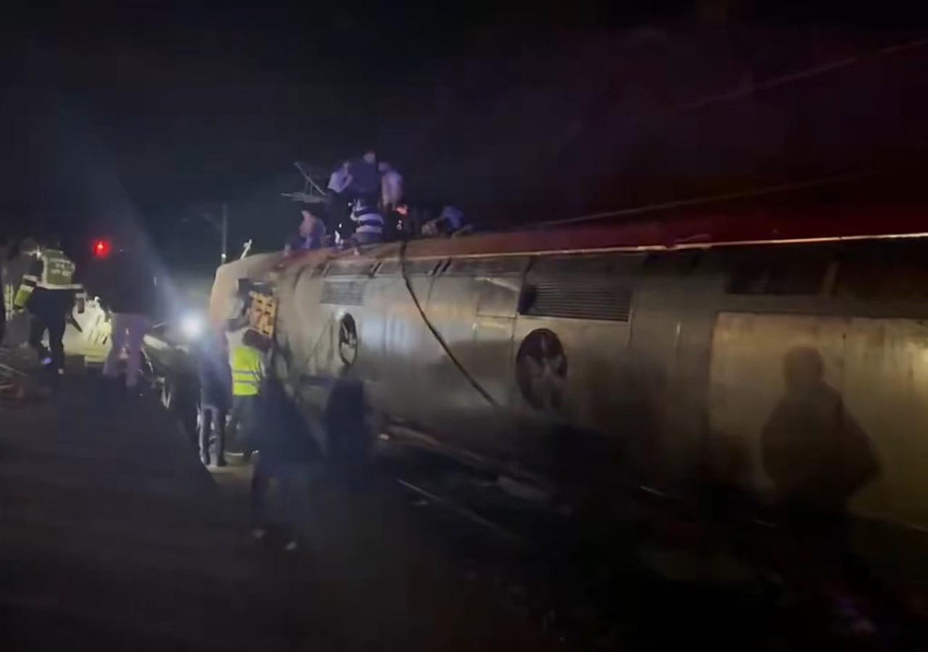 İspanya'nın g&uuml;neyinde 2 hızlı trenin raydan &ccedil;ıkması sonucu meydana gelen kazada 39 kişinin hayatını kaybettiği bildirildi. 