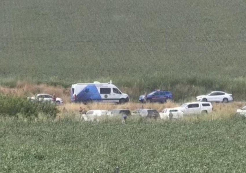 Diyarbakır'da günlerdir 19 gündür kayıp olan minik Narin'in cansız bedeni bulundu. Narin'in cansız bedeninin daha önce kırmızı bir terlik bulunan dere yatağında bir çuvalın içinde bulunduğu öğrenildi.