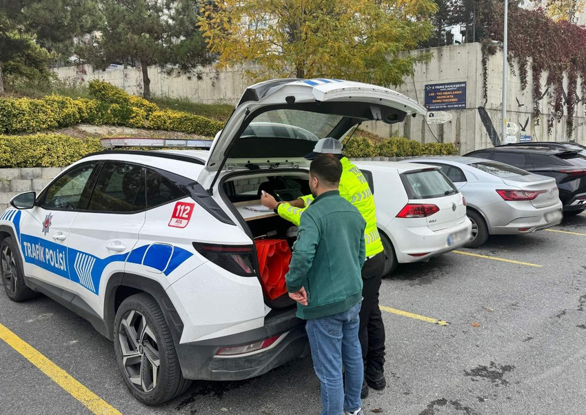 İstanbul Başakşehir’de, drift atarak trafiği tehlikeye sokan sürücü yakalanarak gözaltına alındı. Toplamda 62 bin 340 TL para cezası kesilen sürücü hakkında 3 aydan 2 yıla kadar ceza istemiyle adli işlem yapıldı.