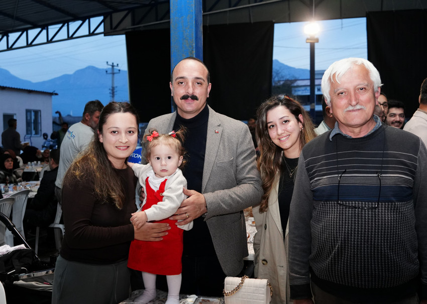 Konyaaltı Belediyesi’nin Çakırlar Kapalı Pazar Yeri’nde düzenlediği iftar yemeğinde vatandaşlar bir araya gelerek, ramazanın bereketini paylaştı. İftar yemeğinde konuşan Konyaaltı Belediye Başkanı Cem Kotan, ''Bu güzel sofrada hep birlikte olmaktan mutluluk duyuyorum'' dedi
