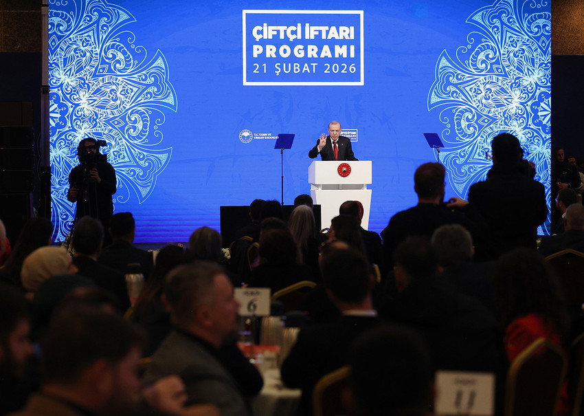 Cumhurbaşkanı Erdoğan, &ccedil;ift&ccedil;ilerle iftar sofrasında buluştu, 2026 yılı tarım desteklerinin rotasını &ccedil;izdi! 6 Mart'tan itibaren 81 milyar liralık dev &ouml;deme hesaplara ge&ccedil;iyor. Gen&ccedil;lere ve kadınlara &ouml;ncelik tanıyan "Kırsalda Bereket K&uuml;&ccedil;&uuml;kbaşa Destek" projesiyle 150 bin hayvan dağıtılacak. İşte bedava bakım desteğinden faizsiz krediye, deprem b&ouml;lgesi paketinden yeni &uuml;retim planlamasına kadar &uuml;reticinin y&uuml;z&uuml;n&uuml; g&uuml;ld&uuml;recek t&uuml;m detaylar.