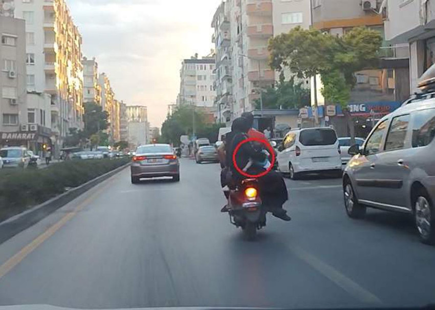 Çoluk çocuk motosikletle ölüm yolculuğu kamerada - Resim: 2