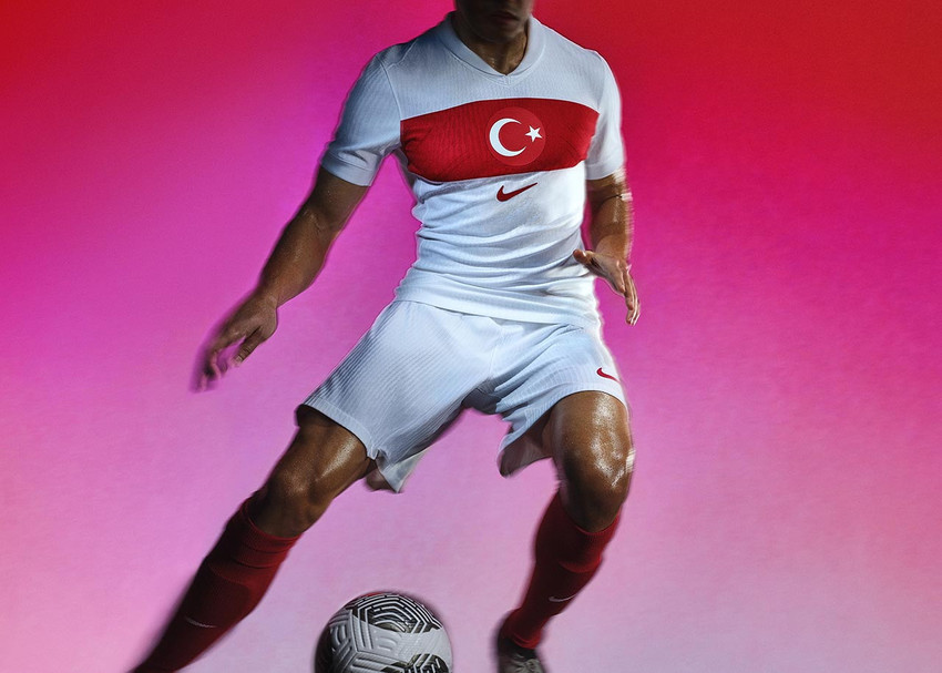Türkiye Futbol Milli Takımları’nın 2024 yılında giyeceği formalar resmen tanıtıldı. Formalar 21 Mart itibariyle satışa sunulacak. 