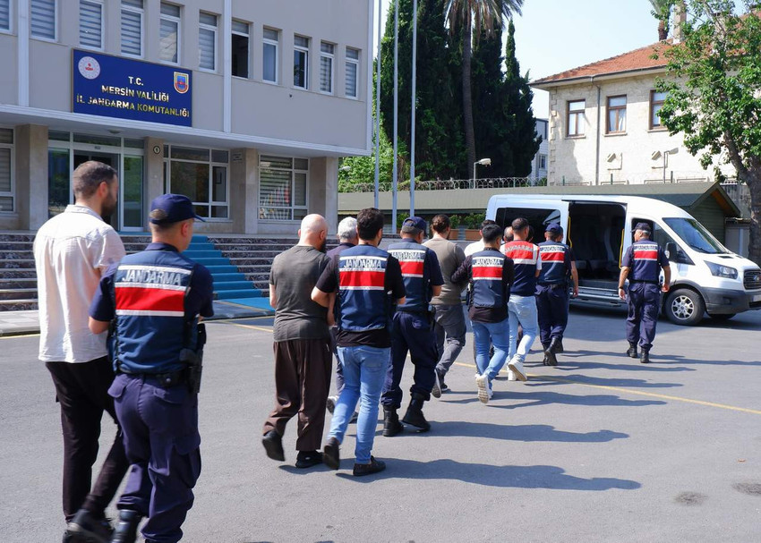 Mersin merkezli 8 ilde jandarma ekipleri tarafından düzenlenen DEAŞ operasyonunda yakalanan 15 şüpheliden 11’i tutuklandı, 2’sine ise ev hapsi verildi.