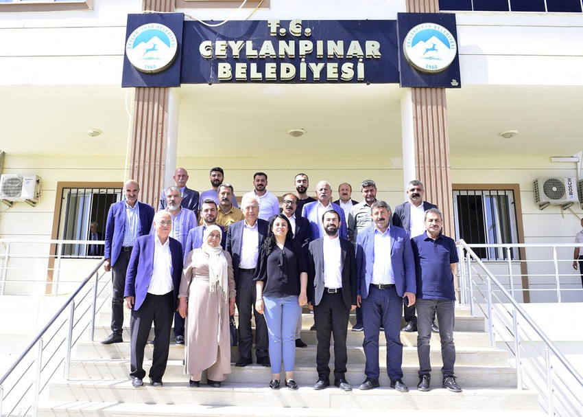 Yerel seçimlerde DEM Parti'nin kazandığı Şanlıurfa'nın Ceylanpınar Belediyesi’nin belediye binası girişindeki tabeladan T.C. ibaresi çıkarılarak, Türkçe, Kürtçe ve Arapça yazılı tabela asıldı. 