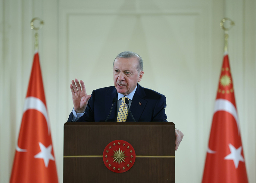 Cumhurbaşkanı Erdoğan, Ramazan'ın ilk iftarında &Ccedil;ankaya K&ouml;şk&uuml;'nde şehit yakınları ve gazilerle buluştu. Ter&ouml;rs&uuml;z T&uuml;rkiye s&uuml;recinde gelinen son noktayı "Ter&ouml;rs&uuml;z T&uuml;rkiye hedefine &ccedil;ok yaklaştık" diyerek paylaşan Erdoğan, Suriye'nin kuzeyinde kan d&ouml;k&uuml;lmeden varılan anlaşmanın m&uuml;jdesini verdi. Ayrıca Erdoğan'ın savunma sanayiindeki %80 yerlilik vurgusu ve ter&ouml;r &ouml;rg&uuml;tlerine karşı "icazetsiz operasyon" mesajı da dikkat &ccedil;ekti.