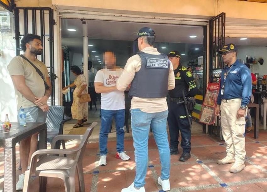 Kolombiyalı yetkililer, Kolombiya-Almanya arasında uyuşturucu ka&ccedil;ak&ccedil;ılığı ger&ccedil;ekleştirmekle su&ccedil;lanan ve Interpol tarafından kırmızı b&uuml;ltenle aranan T&uuml;rk vatandaşı Tolga Korkut'un g&ouml;zaltına alındığını a&ccedil;ıkladı.