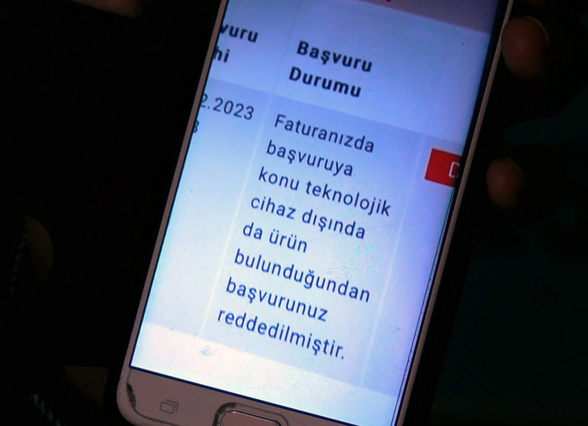 Cumhurbaşkanı Erdoğan'ın Cumhurbaşkanlığı seçimi vaadi olan ve geçtiğimiz aylarda hayata geçirilen üniversite öğrencilerine vergisiz telefon ve bilgisayar satışlarının 21 kuruş tutarındaki poşetlere takıldığı ortaya çıktı.