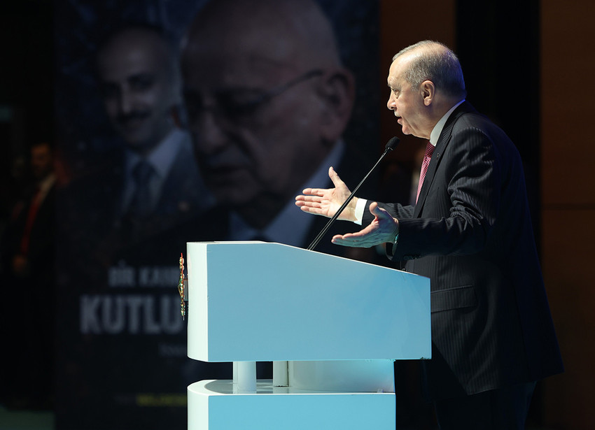 Cumhurbaşkanı ve AK Parti lideri Erdoğan Birlik Vakfı 40. Kuruluş Yıl D&ouml;n&uuml;m&uuml; Programı'nda yaptığı konuşmada LGBT yaklaşımı nedeniyle aile kurumunun zayıfladığını belirterek sanal bahis, kumar, uyuşturucuya dair m&uuml;cadele mesajları verdi. Konuşması sırasında muhalefet partilerini &ccedil;ok ağır ithamlarla su&ccedil;layan Erdoğan'a ayrıca "100 Yılın Devlet Başkanı" &ouml;d&uuml;l&uuml; de verildi.