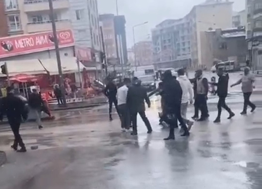 Van'da sokak ortasında eşini bıçaklayan şahıs çevredeki vatandaşların hedefi olurken saldırganı linç edilmekten polis ekipleri kurtardı.