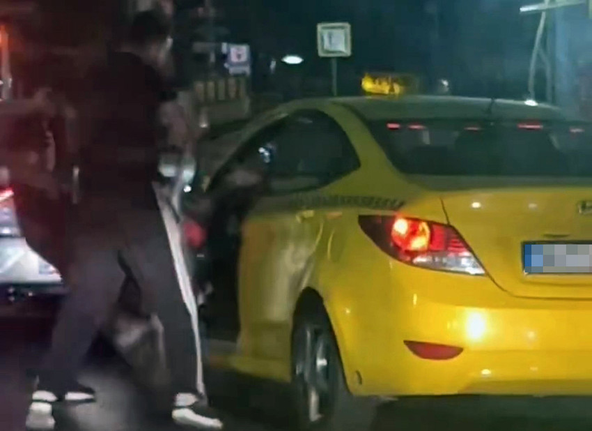 Türkiye İstanbul Sarıyer'deki taksici cinayetiyle sarsılırken, bu sefer de Pendik'te bir taksici saldırıya uğradı. O anlar saniye saniye kameralara yansıdı.