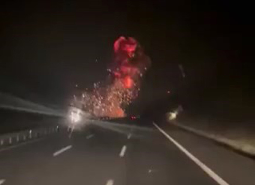 Balıkesir'de d&uuml;şen F-16 u&ccedil;ağının kaza anına ilişkin ilk g&ouml;r&uuml;nt&uuml;ler yayınlandı! İstanbul-İzmir Otoyolu'nda seyir halindeki bir aracın kamerasınca kaydedilen videoda, g&ouml;ky&uuml;z&uuml;n&uuml;n bir anda aydınlandığı ve u&ccedil;ağın alevler i&ccedil;inde yere &ccedil;akıldığı g&ouml;r&uuml;l&uuml;yor.