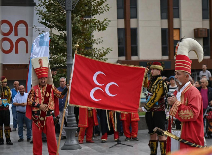 Esnaf dayanışması ve birliğin sembolü olan ahilik kültürünü yaşatmak amacıyla bu yıl 37’ncisi düzenlenen Ahilik Haftası, Balıkesir’de düzenlenen etkinliklerde büyük bir coşkuyla kutlanarak renkli görüntülere sahne oldu. Kutlama programına katılan Balıkesir Büyükşehir Belediye Başkanı Ahmet Akın “Alın teriyle evine ekmek götüren esnafımızın her zaman yanındayız.'' dedi.