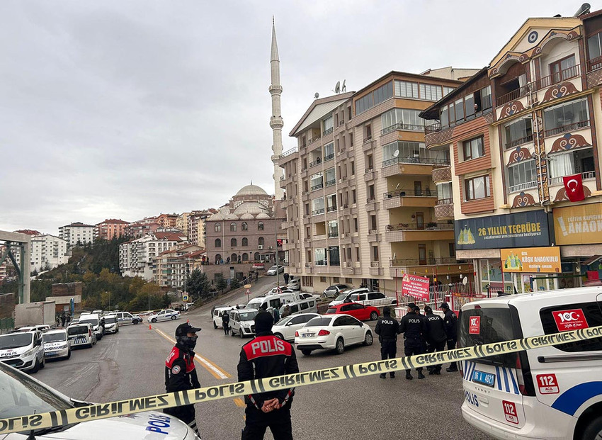 Ankara'nın Keçiören ilçesinde komşular arasında çıkan kavgada 2 kişi öldü, 2 kişi de yaralandı.