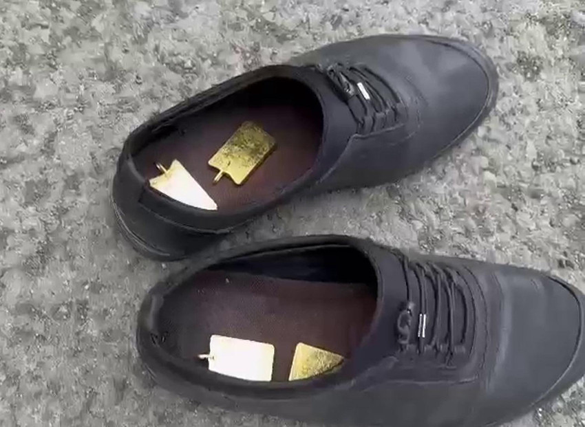 Kars'ta yabancı uyruklu 2 kişinin ayakkabılarına gizlenmiş piyasa değeri yaklaşık 3,5 milyon lira olan 1 kilo 51,74 gram kaçak külçe altın ele geçirildi.