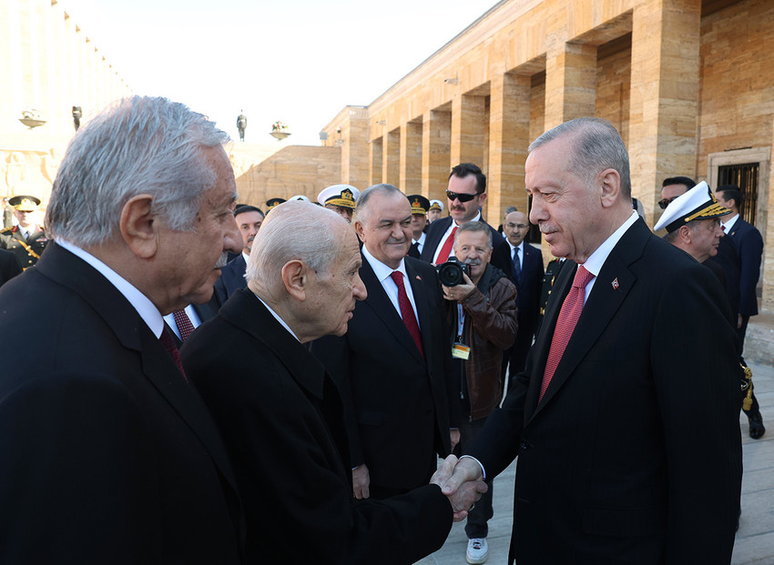 Cumhuriyetimizin 101'inci yılında Cumhurbaşkanı Erdoğan başkanlığındaki devlet erkanı, cumhuriyetimizin kurucusu büyük önder Mustafa Kemal Atatürk'ün huzuruna Anıtkabir'e çıktığı sırada kanunen yasak olmasına rağmen Anıtkabir'de yine "Erdoğan" sloganları atıldı.