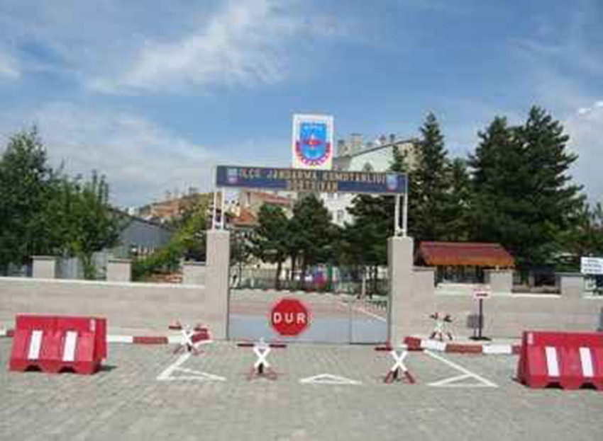 Bolu'da, kaymakamın makam aracına güvenlik kontrolü yaptıran teğmen görevden alındı.