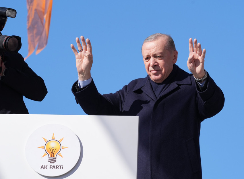 Cumhurbaşkanı Erdoğan, AK Parti'nin 8'inci Olağan Büyük Kongresi'nde açıklamalarda bulundu. Konuşmasında muhalefete göndermede bulunan Erdoğan, ''İktidardaki 22 yılımızı şanla şerefle literatüre geçen başarıya imzamızı attık. Bu tarihi başarıya çilingir sofralarında kadeh tokuşturarak, kaynağı belirsiz balya balya paralardan kuleler yaparak ulaşmadık.'' dedi.