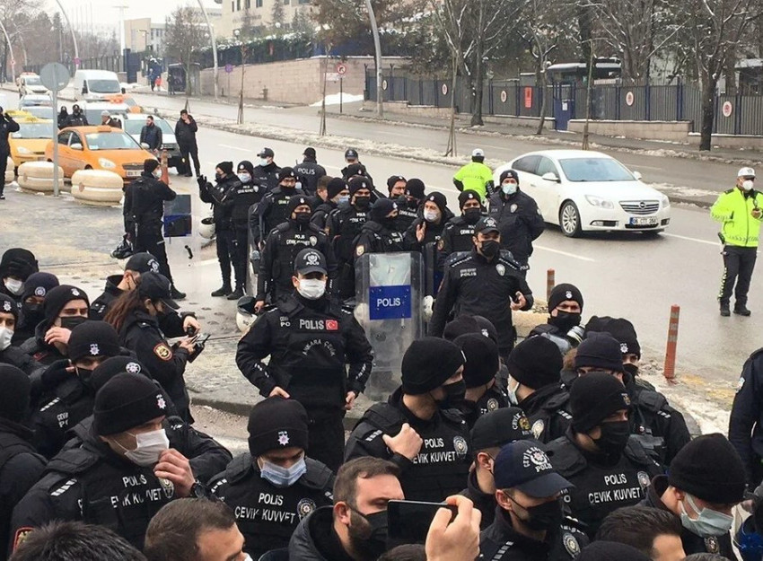 Meclis önünde yapılan eyleme polis müdahalesi - Resim : 1
