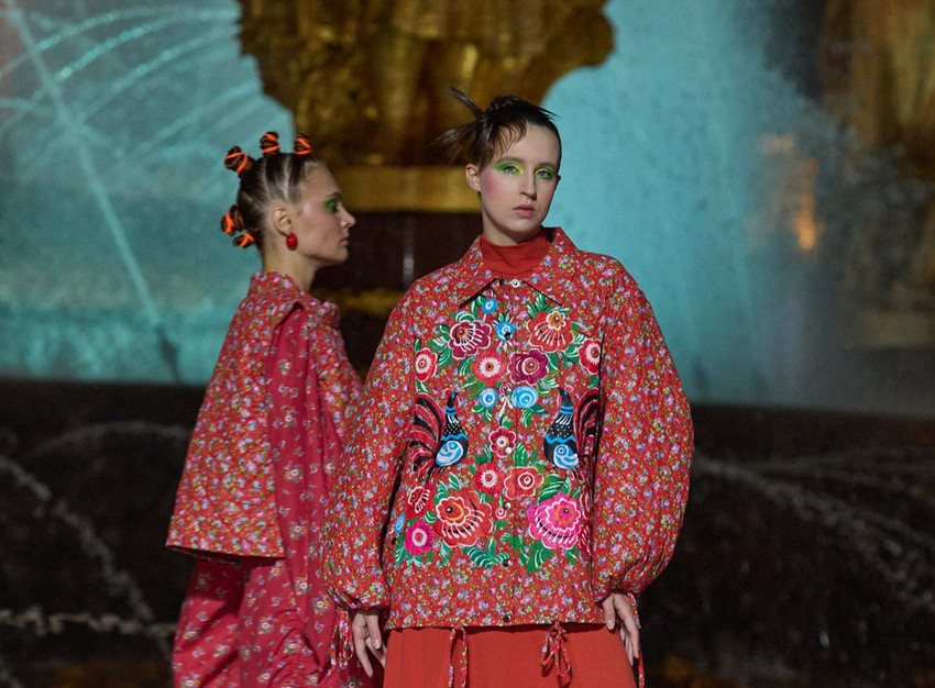 K&uuml;resel moda t&uuml;ketiminin ağırlık merkezi hızla gelişmekte olan &uuml;lkelere kayıyor. BRICS&rsquo;in y&uuml;kselişi, sekt&ouml;r&uuml;n b&uuml;y&uuml;me dinamiklerini ve k&uuml;resel etki alanını yeniden tanımlıyor. Yerel markaların g&uuml;&ccedil; kazanması, Moskova Moda Haftası ve BRICS+ Moda Zirvesi gibi platformları k&uuml;resel moda i&ccedil;in stratejik buluşma noktalarına d&ouml;n&uuml;şt&uuml;r&uuml;yor.