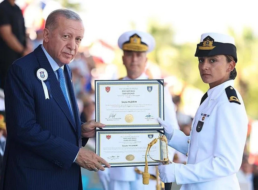 Türk Ordu tarihinde bir ilk: Kadın komutanlar birinci oldu - Resim : 2