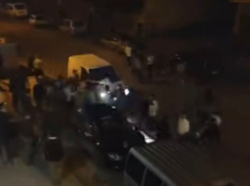 Gaziantep'te yabancı uyruklu 2 grup arasında çıkan bıçaklı, sopalı ve tekme-tokatlı kavgada ortalık savaş alanına dönerken kavga sırasında bir araç onlarca kişinin arasına daldı. Araç sürücüsü kavga edenleri aracıyla ezerken yabancı uyruklu 9 şüpheli yakalandı.