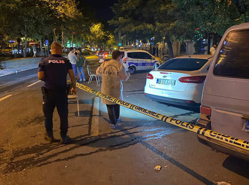 İstanbul'da yol kenarında bekleyen 2 kişiye, motosikletle düzenlenen silahlı saldırıda 1 kişi öldü, 1 kişi yaralandı...
