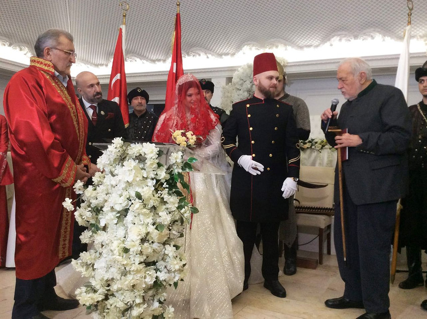 Prof. Dr. İlber Ortaylı ile birlikte 2. Abdulhamit’in 5. kuşaktan torunu olan Berna Sultan Osmanoğlu’nun İstanbul’daki düğününe katılan eski Refah partili milletvekili Şevki Yılmaz nikah töreni sırasında yaptığı konuşmada 