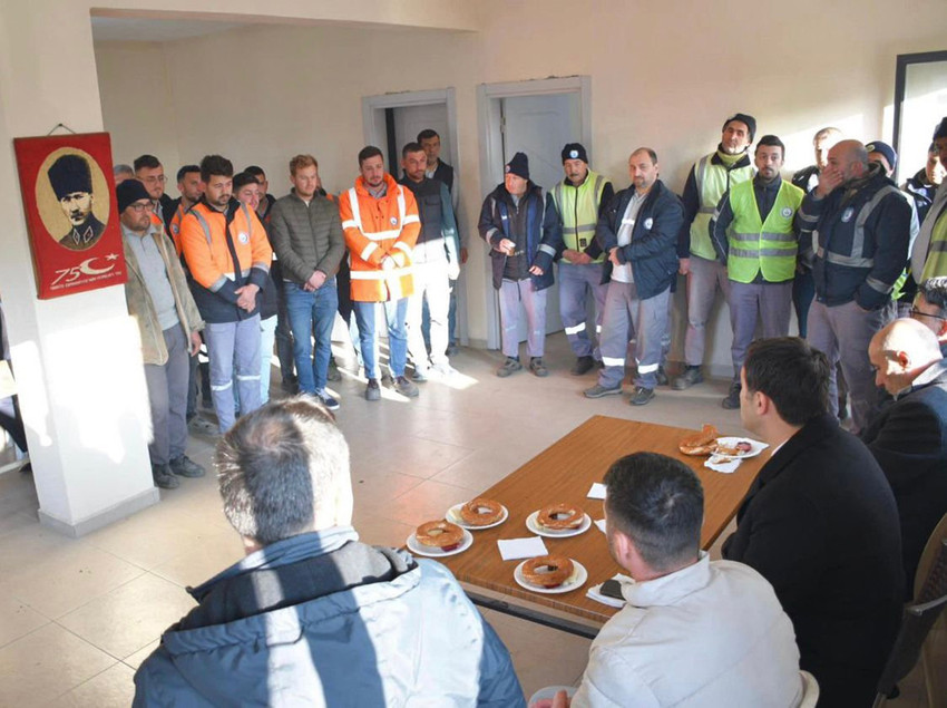 AK Parti'nin Edremit Belediye Başkan adayı Muhammed Vurmaz'ın Edremit Belediyesi'nin bir şantiyesinde çalışan işçileri karşısına dizip kahvaltı ettiği anlar tepki çekti.