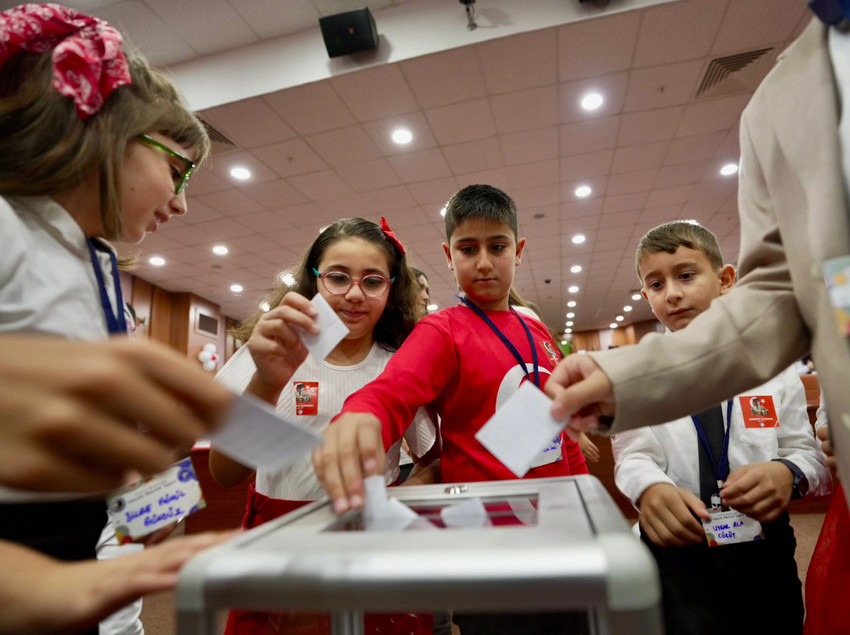 Kartal Belediyesi tarafından oluşturulan ve 2 ayda bir toplanan Çocuk Meclisi’nin 2024-2025 dönemi ilk toplantısı, Kartal Belediyesi Meclis Salonu’nda gerçekleştirildi. 29 Ekim Cumhuriyet Bayramı’nın 101. yıl dönümünün de kutlandığı oturuma Kartal Belediye Başkanı Gökhan Yüksel de katılarak çocukların Cumhuriyet Bayramı’nı kutladı. Kartal’ın 20 mahallesini temsil eden çocuklar, yeni meclis yönetimini belirledi. 