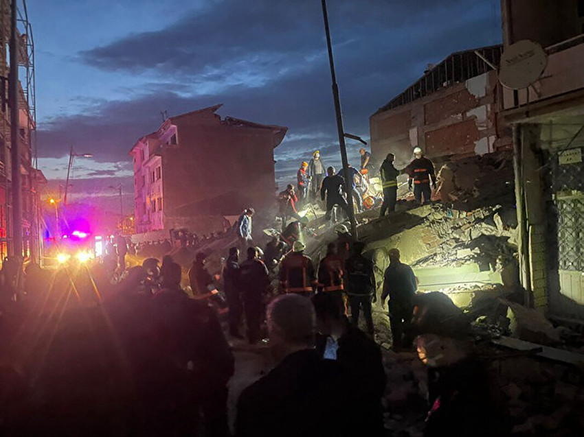 Malatya'da ağır hasarlı bina çöktü: Enkaz altında kalan 1 kişi hayatını kaybetti - Resim : 1