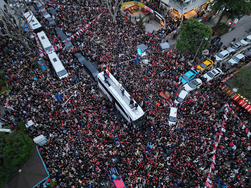 İBB Başkanı ve Millet İttifakı’nın Cumhurbaşkanı Yardımcısı adayı Ekrem İmamoğlu’nun Bağdat Caddesi turu, vatandaşların yoğun ilgisi nedeniyle mitinge dönüştü. Binlerce vatandaş, yaklaşık 2 kilometre boyunca İmamoğlu’nun içinde bulunduğu otobüsü takip etti. 