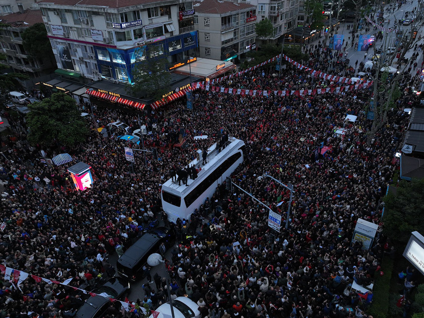 İBB Başkanı ve Millet İttifakı’nın Cumhurbaşkanı Yardımcısı adayı Ekrem İmamoğlu’nun Bağdat Caddesi turu, vatandaşların yoğun ilgisi nedeniyle mitinge dönüştü. Binlerce vatandaş, yaklaşık 2 kilometre boyunca İmamoğlu’nun içinde bulunduğu otobüsü takip etti. 