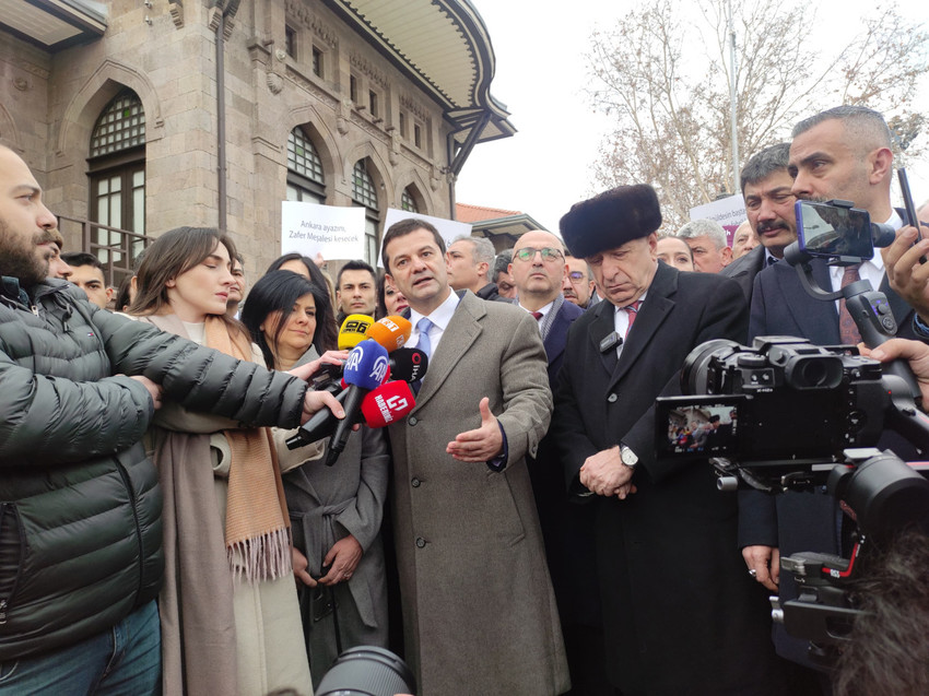 Zafer Partisi Genel Başkanı Ümit Özdağ, partisinin Ankara adayının Bartu Soral olduğunu duyurdu. 