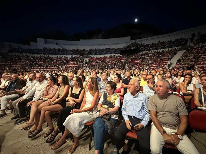 Çeşme’de konser vermesi beklenen Yunan şarkıcı Despina Vandi, sahnede Türk Bayrağı ve Cumhuriyetimizin kurucusu Gazi Mustafa Kemal Atatürk’ün resimleri olduğu için sahneye çıkmadı.