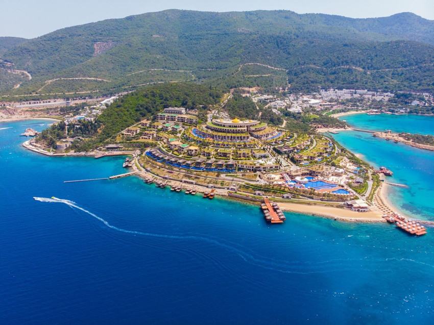 Sedat Peker'in gündeme getirdiği ''Paramount Hotel'' olarak bilinen ve ''The Plaza Bodrum'' adıyla hizmete girmesi beklenen otelin ÇED raporu iptal edildi. Otel, belediye tarafından mühürlendi. 